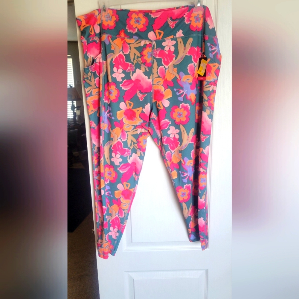 Pro player moisture wicking 7/8 legging w/2 pockets. Sizes large-3X avail. NWT